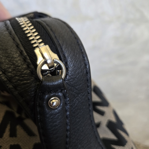 Michael Kors Black and Tan Shoulder Bag with Classic Design - Picture 8 of 12